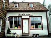 Butikken i Rugsund ligg klemt inne mellom den eine sjøbua og våningshuset. Her kan ein få kjøpt både daglegvarer, fiskeutstyr, smøreolje, suvenirar og diverse andre varer. Som i "gamla dagar" skjer handelen over disk.