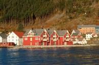 Kalvåg er er eitt av dei få livskraftige sentra på kysten til Sogn og Fjordane, og gamle fiskebuer tener no som losji for turistar. Her er nybygde buer på amtskaia.
