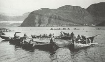 Sildeopptak kring 1930. Her er fiskarane i ferd med å ta inn fangsten.
