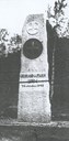 Minnesteinen over Gulbrand og Marie Lunde på Våge i Romsdal, avduka 15.08.1943. Minnesmerket blei øydelagt av heimevernstyrkar i juni 1945. Solkorsskjoldet er oppbevart på Ålesund Museum. Det ber preg av minnesmerkeraseringa.