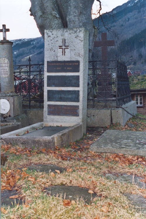 Bilete av gravsteinen på gravstaden til familien Lunde.