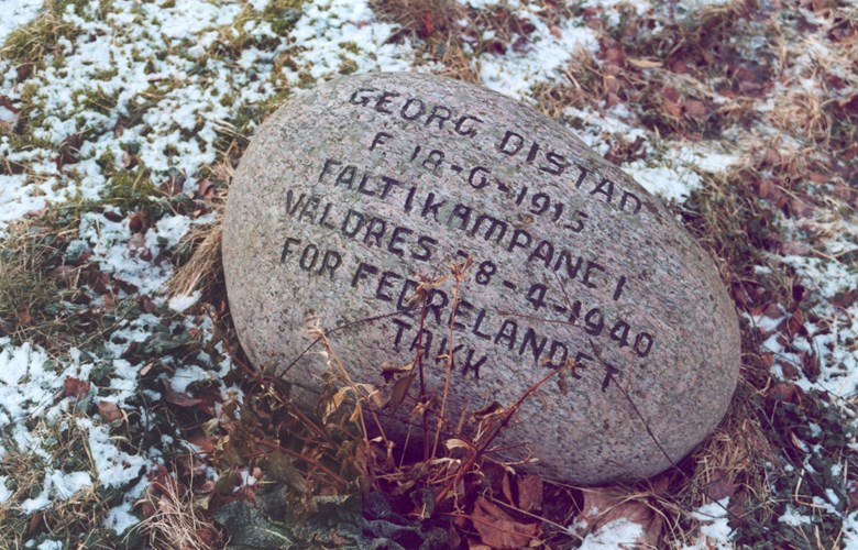 Minnesteinen på grava til Georg Distad på kyrkjegarden i Fjærland.