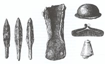 Nokre av gjenstandane som vart funne i Tussehogen: piler, øks, skjoldbukkel, eldstål og vektlodd.
