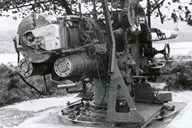 Biletet viser ein av dei gamle tsar-kanonane, 13 cm skipskanon, modell 1915. Med to kanonar av denne typen var batteri "Nordfjord" i artilleriduell med den britiske kryssaren "Kenya" under Måløy-raidet 3. juledag 1941.