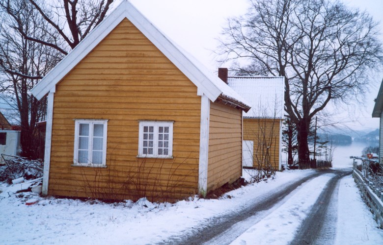 Huset som ber namnet Arresten i Lensmannstunet på Bryggja. Vindauga med små ruter har jerngitter innvendig.