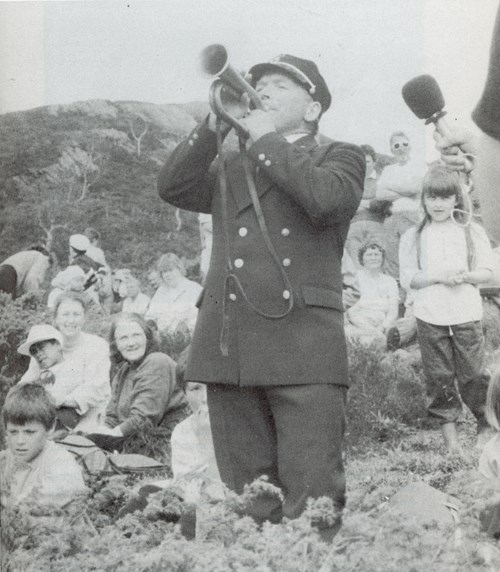 Bilete av mann som spelar trompet på Løypinga.