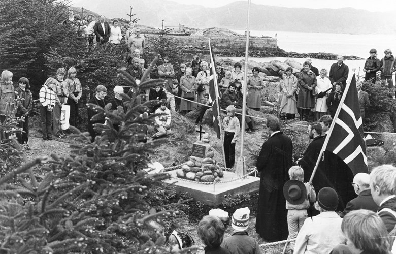 Kyrkjestaden på Alfarneset under avdukingshøgtida, pinsen 1980. Biskop Thor Whith stod føre avdukinga.
