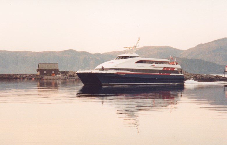 Snøggrutebåten "Kommandøren" kom til Silda for fyrste gong i 1999. 
