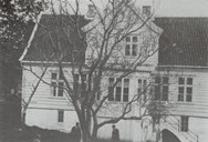Slik såg våningshuset som stod på Måløyna ut i 1916.
