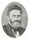 Henrik Chr. Friis (1835 - 1903) var fødd på handelsstaden Rugsund. I 1866 kjøpte han handelsstaden på Måløyna. Han overtok samstundes som postopnar og vart seinare også dampskipsekspeditør.
