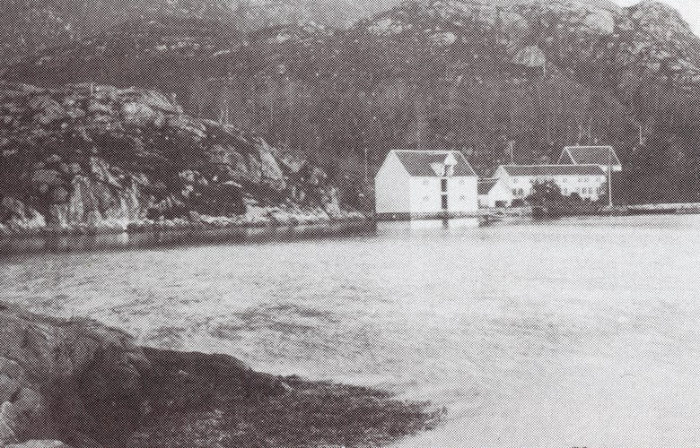 Bryggja var frå 1600-talet eit av dei sentrale kremmarleiene i Nordfjord. Biletet syner staden før brannen i 1898. Det store våningshuset brann ned i lag med ein del andre bygningar.