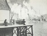 Frå Måløy 27. desember 1941. Den britisk-norske styrken senka fleire tyske skip, øydela vegen og telefonsdambandet mellom Raudeberg og Måløy, og sprengde og sette fyr på fleire industriverksemder i Måløy.
