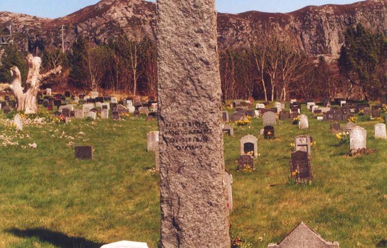 Minnesteinen over Konrad Byrknes (1915-1940) står på grava hans på kyrkjegarden ved Mjømna kyrkje. Steinen er vel 3 meter høg, 55 cm brei og 23 cm tjukk.