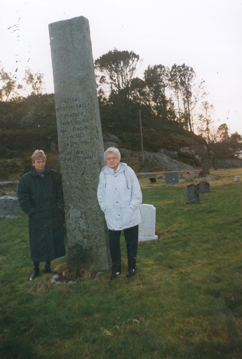 Bilete av dottera Karin og kona Berly ved minnesteinen.