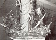 Votivskipet frå 1702 er ein kyrkjeskipkopi av fregatten "Lutter Rastnes".
