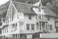 Den gamle hovudbygningen med gjestgiveriet vart kring 1890 påbygd med ein stor fløy i to høgder. Heile bygningen fekk dekor i sveitserstil.