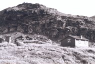 Linjehytta ved Galgeberg, oppsett i 1923, er bygd i rundtømmer på steinmur og har never og torv på taket. Kostnaden var 1 682 kr. Hytta er sidan halden godt vedlike av Telenor.