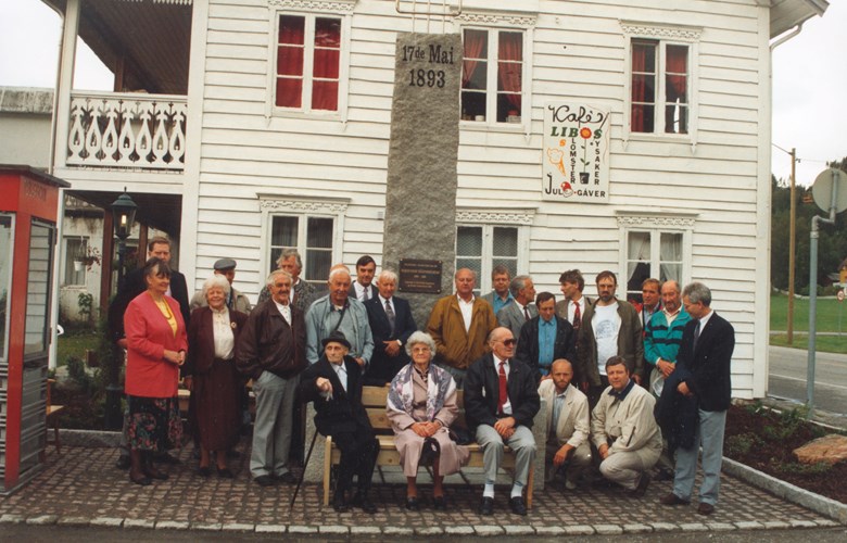 100 år etterpå, i 1993, vart det reist ny "inntaksstolpe" på Grodås. - Fremst, på benken, sit dei som avduka steinen, dei to eldste dålevande telefonarbeidarne i Kjølsdalen: Anton Horn på 99 år og Harald Rutledal på 81 år.