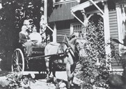 Miss Abbott (t.v.) og Margit Sahlgaard Børresen framføre villaen
som miss Abbott bygde. Desse to damene med hest og kjerre var eit vanlege syn for bygdefolket.
