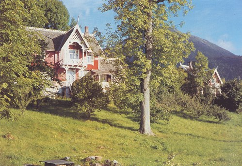 Bilete av villaen i drakestil som Adelsteen Normann bygde i Balestrand.