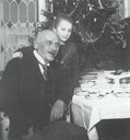Carl Tietz i juleselskap hjå familien Hauge. Agnes Hauge Geithus er borddame.
