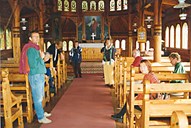 Personalet på Fylkesarkivet var på ekskursjon til St. Olafs kyrkje i august 1997.