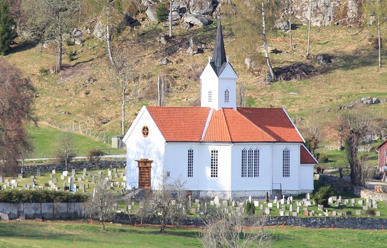 Tjugum kyrkje er noko mindre enn systerkyrkja i Lavik.
