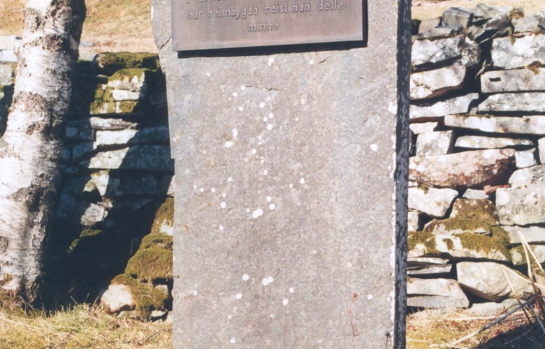 Minnesteinen over Rasmus Nyvoll som fall på slagmarka i Italia, står på kyrkjegarden ved Ålfoten kyrkje. Det vert lagt blomar ved steinen kvar 17. mai.
