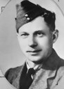 Rasmus Nyvoll, fødd 1909 i Ålfoten, emigrerte til Amerika i 1928. Etter at Noreg kom med i krigen 9. april 1940, melde han seg som frivillig til The Loyal Edmonton Regiment, Royal Canadian Infantry Corps. Han fall i Italia 24. mai 1944.