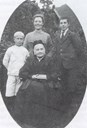Fru Sophie Schiertz då ho var 92 år gamal. Bak frå venstre Ivar Bø, Alida Tornøe og Karl Tornøe. 
