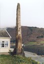 Steinen sett frå "baksida", mot fjorden. I 2001 tok Johs. B. Thue i bladet Ytre Sogn til orde for å få steinen flytta til ein meir høveleg stad.