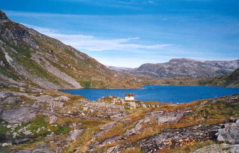 Utsyn frå Sværeskaret nordover. Minnesteinen over Hugleik Tungøen står eit kort stykke til venstre for hytta.