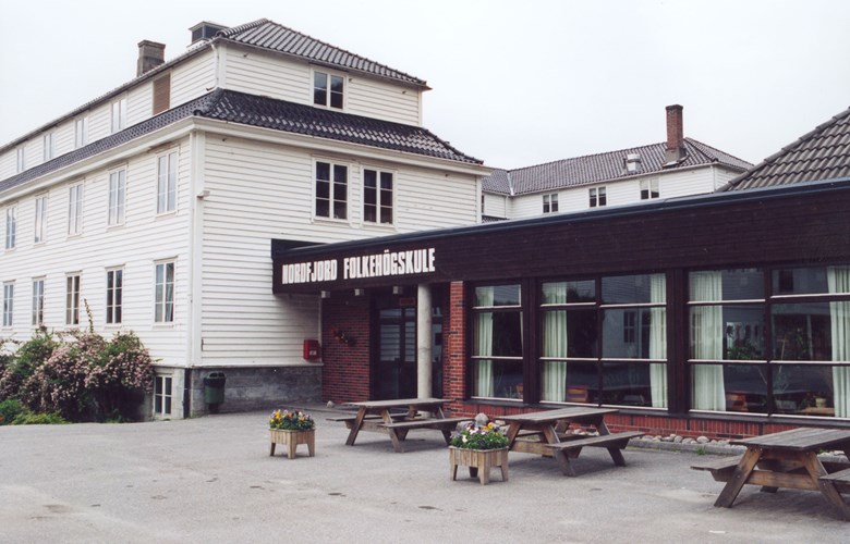 Nordfjord Folkehøgskule ligg på Vereide i Gloppen. Skulen vart teken i bruk hausten 1923 med styrarbustad og hovudbygning. Seinare har det kome nybygg og tilbygg fleire gonger. Nordfjord Indremisjon eig og driv skulen.