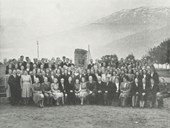 Tidlegare elevar ved Nordfjord Ungdomsskule, Ljosborg, samla ved minnesteinen under avdukinga sommaren 1947.