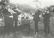 Oppdressa musikkutøvarar i Holmedal kring 1930. Frå venstre: Håkon Fossen, Ola Ålhus, Anders Ålhus, Bjarne Fossen og Sigurd Fossen.