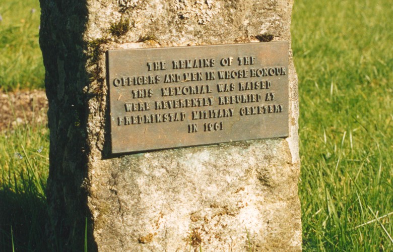 Minnesteinen på kyrkjegarden i Eivindvik om dei engelske krigsgravene der som vart flytta til Fredrikstad i 1961.
