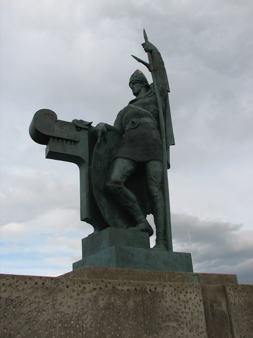 Bilete av Ingolv-monumentet i Reykjavik.