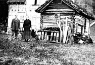 Knut og Helga Thue nedanfor stovehuset som dei sette opp i 1923.