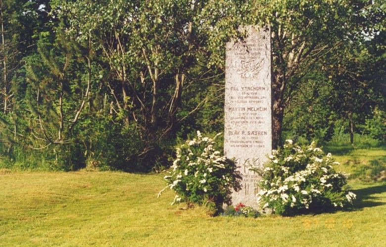 Minnesteinen over dei tre ungdommane frå Hornindal som fall i andre verdskrigen står attmed kyrkja i Hornindal. Kvar 17. mai vert det lagt ned blomar til ære for dei falne. 
