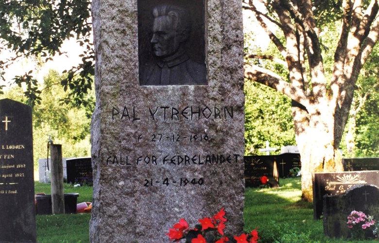 Minnesteinen over Paul Ytrehorn står på grava hans, på nordsida av Hornindal kyrkje. 