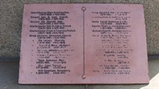 Namneplata ved foten av minnesmerket omfattar 26 namn; - 23 nordmenn, 2 britar og ein svenske. Dei to frå "Nordfjord" er: menig Ingvald E. Bøen og menig Sigvald K. Høiland. begge var frå Davik. Oberstløytnant Einar Sverdrup var fødd i Solund.