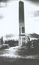 Frå avdukinga 6. august 1949. Minnesmerket er sveipt i det norske flagget.
