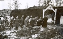 Gravferd på på slektsgravstaden Kveldro i november 1952. Denne dagen var det Anders Sørevik, f. 1863, som vart ført til siste kvile.