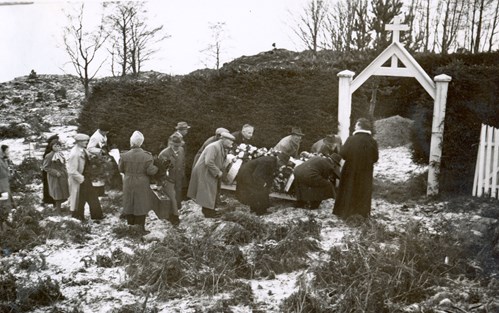 Bielte av ei gravferd på slektsgravstaden Kveldro i november 1952.