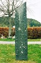 Minnesteinen over Ragnar Melvær på grava hans på kyrkjegarden i Florø. Steinen er 2,3 m høg (minste høgd 2 m), og sidene nede 45 x 25 cm. På framsida står vertikalt innhogge: RAGNAR MELVÆR<br /> 
Skriftteikna har vore svartmåla, men pr. april 2003 kom innskrifta ikkje godt fram. Fargen var for ein stor del komen bort og steinen bar preg av tilgroing.