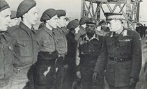 HKH Kronprins Olav, saman med kompanisjefen, major Sturla Rongstad, inspiserer 2. Bergkompani under paraden på dekket av kryssaren H.M.S. "Berwick" før avreisa til Norge 1. november 1944.

