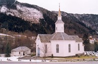 Den åttekanta kyrkja i Lavik er ei nett lita kyrkje. Den symbolske åttekanten gir kyrkja ei fin, og dessutan, praktisk form med omsyn til den innvendige innreiinga.
