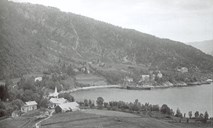 Fylkesbaatane sin dampskipsekspedisjon vart lagt til Kvammen i Lavik. Etter at Verholmen lenge hadde vore den viktigaste stoppestaden i distriktet tok Lavik over denne stillinga på byrjinga av 1880-talet. Det er d/s <i>Sogn</i> som her ligg ved kaien i Lavik.
