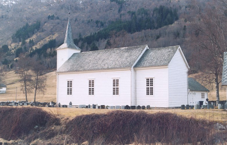 I 1889 vart Viksdalen kyrkje ombygd og nesten ikkje til å kjenne att. Tårnhjelmen vart bytta ut med spir og kyrkja fekk tilbygt kor. Like før andre verdskrigen stod tilbygget på nordsida ferdig.
