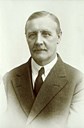 Dr. Ludvig Trædal (1872-1967) var lækjar ved Lavik Helseheim før han i 1922 vart distriktslækjar i Sogndal. I perioden 1925 til 1947 var han også fylkeslækjar. 
